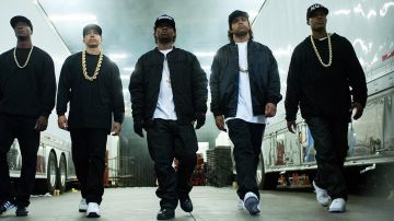 La paire de chaussures Nike Air Force 1 blanches de Dr. Dre (Co­rey Haw­kins) dans le film N.W.A : Straight Outta Compton