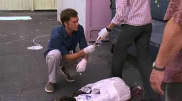 Les sneakers kaki de Dexter Morgan (Michael C. Hall) dans Dexter S01E03