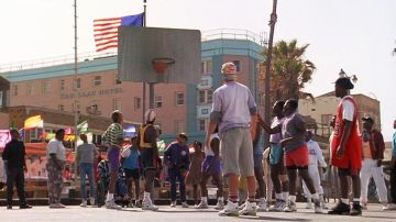 The Nike shoes of Billy Hoyle (Woody Harrelson) in White Do Not Know how to Jump