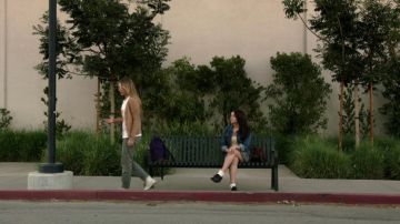 Les sneakers Converse blanches de Rita Volk dans Faking it S01E01