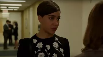 la robe noire à fleurs blanches  de Lucca Quinn ( Cush Jumbo ) dans The good fight
