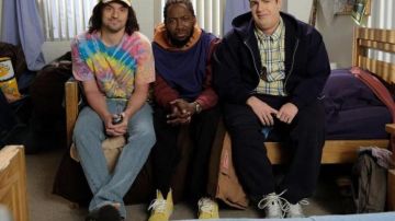 Zapatillas New Girl: Winston Bishop (Lamorne Morris) lleva zapatillas altas Vans SK8 amarillas en el episodio 21 de la temporada 6