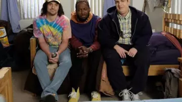 Les sneakers de la série New Girl : Winston Bishop (La­morne Mor­ris) porte des chaussures Vans SK8 montantes jaunes dans l'épisode 21 de la saison 6