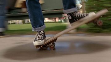 Les chaussures Converse noires montantes de Marty McFly (Michael J. Fox) dans Retour vers le futur