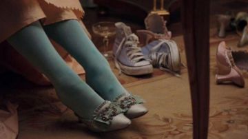 Les Converse bleues posées dans Marie-Antoinette de Sophia Coppola
