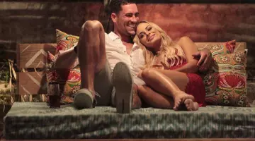 Les sneakers basses toutes blanches dans Bachelor In Paradise