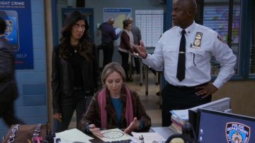 The screen Dell in Brooklyn Nine Nine S4E11