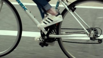 Zapatillas Adidas Superstar blancas de Vee (Emma Roberts) en Nerve