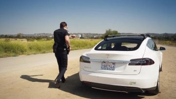 The Tesla and a white Con Man S1E13