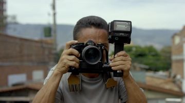 Le reflex Nikon de Jorge Luis Ochoa (André Mattos) dans Narcos S2E10