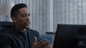 La pantalla LG de Joel Estavez (Neil Brown, Jr.) en Dirk Gently, detective holístico S01E01