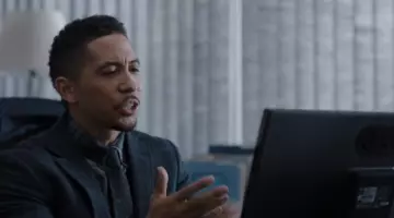La pantalla LG de Joel Estavez (Neil Brown, Jr.) en Dirk Gently, detective holístico S01E01