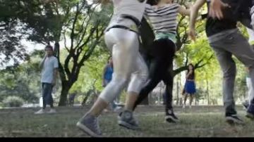 Les snea­kers Converse All Star Chuck Tay­lor Grises dans Born To Dance