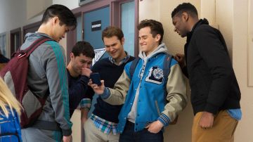 The jacket jogging grey Adidas Zach Dempsey (Ross Butler) in 13 Reasons Why S01E01