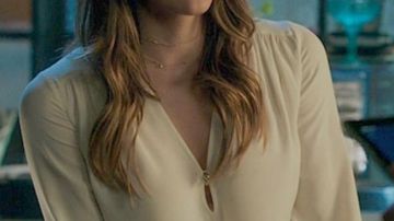 the blouse of Paige Dineen (Katharine McPhee) in Scorpio