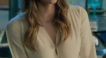 la blouse de Paige Dineen (Katharine McPhee) dans Scorpion