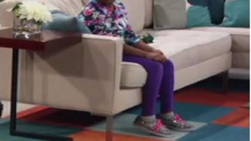 Las brillantes zapatillas plateadas de Judy Cooper (Trinitee Stokes) en Agent K.C.