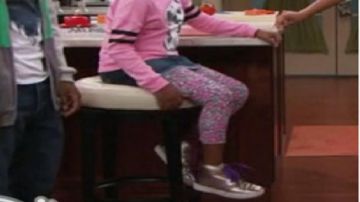 Zapatillas plateadas de Judy Cooper (Trinitee Stokes) en Agent K.C.