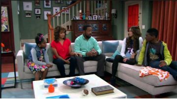 Las zapatillas negras ascendentes de K.C. Cooper (Zendaya Coleman) en agent K.C.