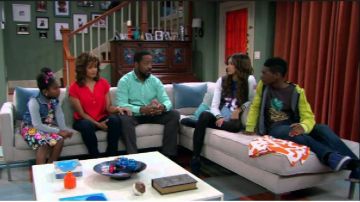 Las zapatillas azules de Cooper (Kamil McFadden) en Agent K.C.