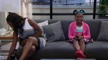 Las zapatillas rojas de Judy Cooper (Trinitee Stokes) en Agent K.C.