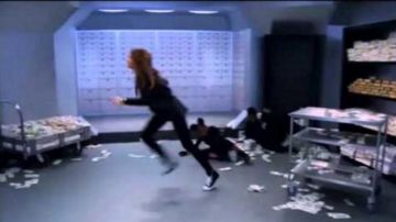 El negro de K.C. Cooper (Zendaya Coleman) conversa en el Agente K.C.