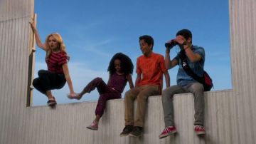 Las zapatillas rojas de Luke Ross (Cameron Boyce) en Jessie