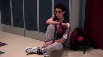 las ascendentes zapatillas grises y blancas de Luke Ross (Cameron Boyce) en Jessie