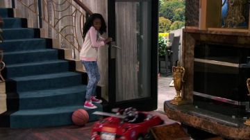 Les converses rouges de Zuri Ross (Skai Jack­son) dans Jes­sie