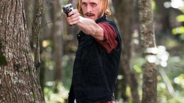 The jean jacket without sleeves of Dwight (Austin Amelio) in The Walking Dead
