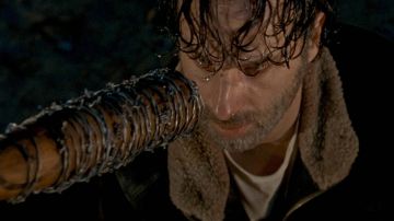 La batte "Lucille" de Negan (Jeffrey Dean Morgan) dans The Walking Dead S07E01