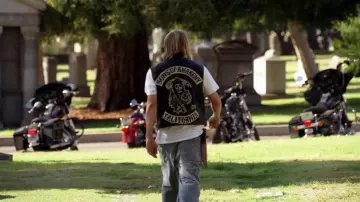 Le blouson sans manche en cuir de Jax Teller (Charlie Hunman) dans Sons Of Anarchy S01E13