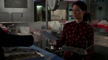 le chemisier de Joan Wat­son (Lucy Liu) dans Ele­men­tary