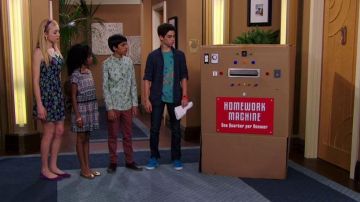 les sneakers bleues de Luke Ross (Ca­me­ron Boyce) dans Jes­sie