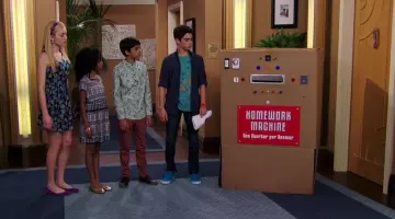 Las zapatillas azules de Luke Ross (Cameron Boyce) en Jessie
