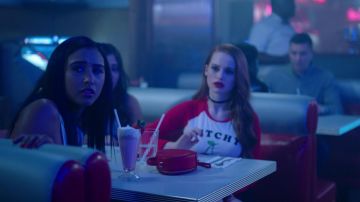 Le sac à main "coeur" Marc by Marc Jacobs de Cheryl Blossom (Madelaine Petsch) dans Riverdale S01E08
