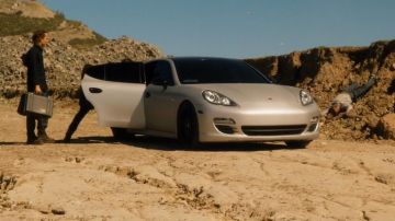 The Porsche Panamera in Fear The Walking Dead S02E04