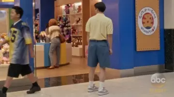 Les snea­kers Nike Dunk Low grises dans Fresh Off The Boat S03E11