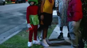 Les snea­kers Nike Air Force 1 Mid Blanches dans Fresh Off The Boat