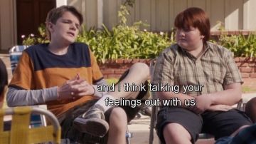 Les snea­kers Converse All Star Chuck Tay­lor Grise dans Fresh Off The Boat