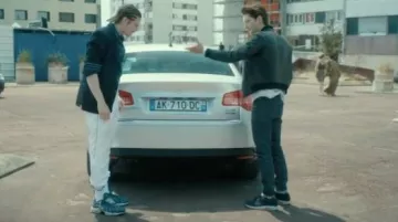 Les snea­kers Nike Air Max 1 noires et blanches portées par Samuel (Pierre Niney) dans le film Five
