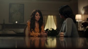 Le chemisier jaune Forever 21 de Hermione Lodge (Marisol Nichols) dans Riverdale S01E07