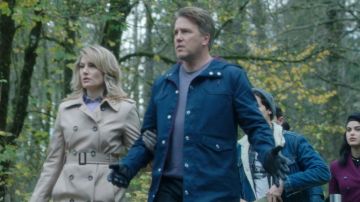 La gabardina beige de Alice Cooper (Mädchen Amick) en Riverdale S01E07