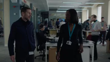 Robe cache-cœur Boss portée par Simone Grant (Nikki Amuka-Bird) dans l'épisode Betrayal (S01E03)