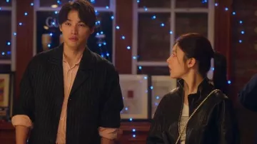 Blusa con hombros descubiertos y logo de perla blanca de Chanel 24P, usada por Cha Mu-hee (Go Youn-jung), como se ve en "¿Se puede traducir este amor?" (temporada 1, episodio 6).