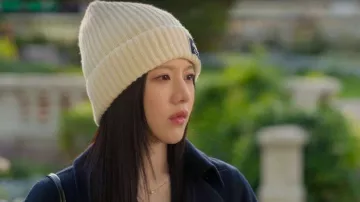 Gorro de cachemira blanco con el logo de Chanel, usado por Cha Mu-hee (Go Youn-jung), como se ve en "¿Se puede traducir este amor?" (temporada 1, episodio 6).