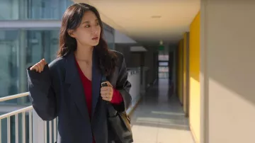 Gucci Shoulder Bag Leather Canvas Black Gold worn by Shin Ji-seon (Lee Yi-dam) as seen in Can This Love Be Translated? (S01E08)