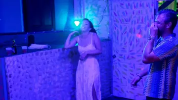 Vestido largo de lino con estampado de limones de Hollister, usado por Betul Yazici en Below Deck Down Under (temporada 4, episodio 3)