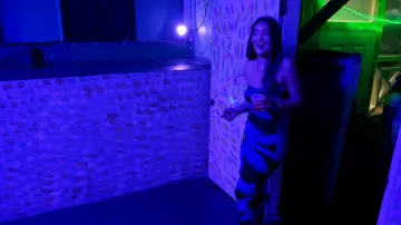 Vestido de tul floral negro y azul de Zara usado por Jenna Woudberg en Below Deck Down Under (temporada 4, episodio 3)