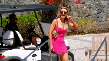 Cartera con cadena tipo sobre Cassandre de Saint Laurent, usada por Ellie Dubaich en "Bajo la cubierta en Under" (temporada 4, episodio 3)